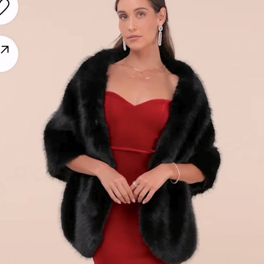 Black faux fur stole shrug with fasteners Upscale Approach Lulu‘s